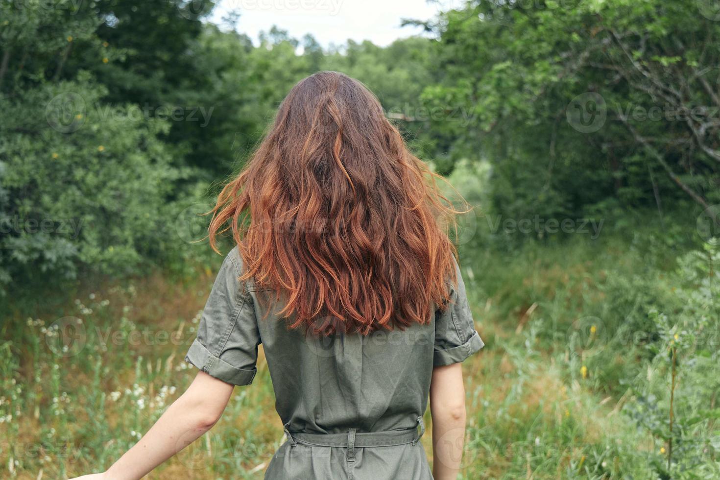 donna nel tuta da lavoro nel il prato indietro Visualizza foto