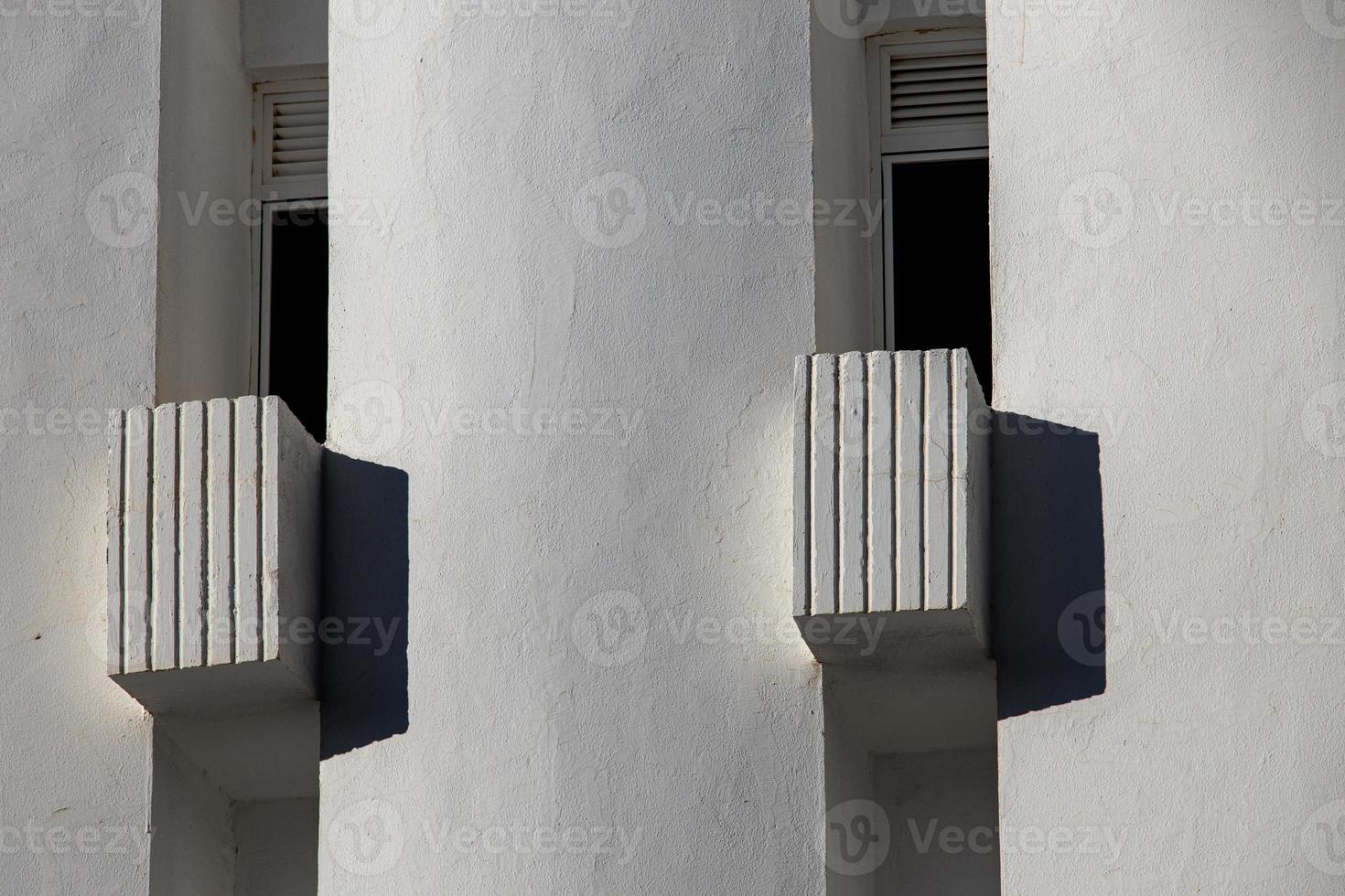 interessante originale elementi di il balconi nel il bianca edificio foto