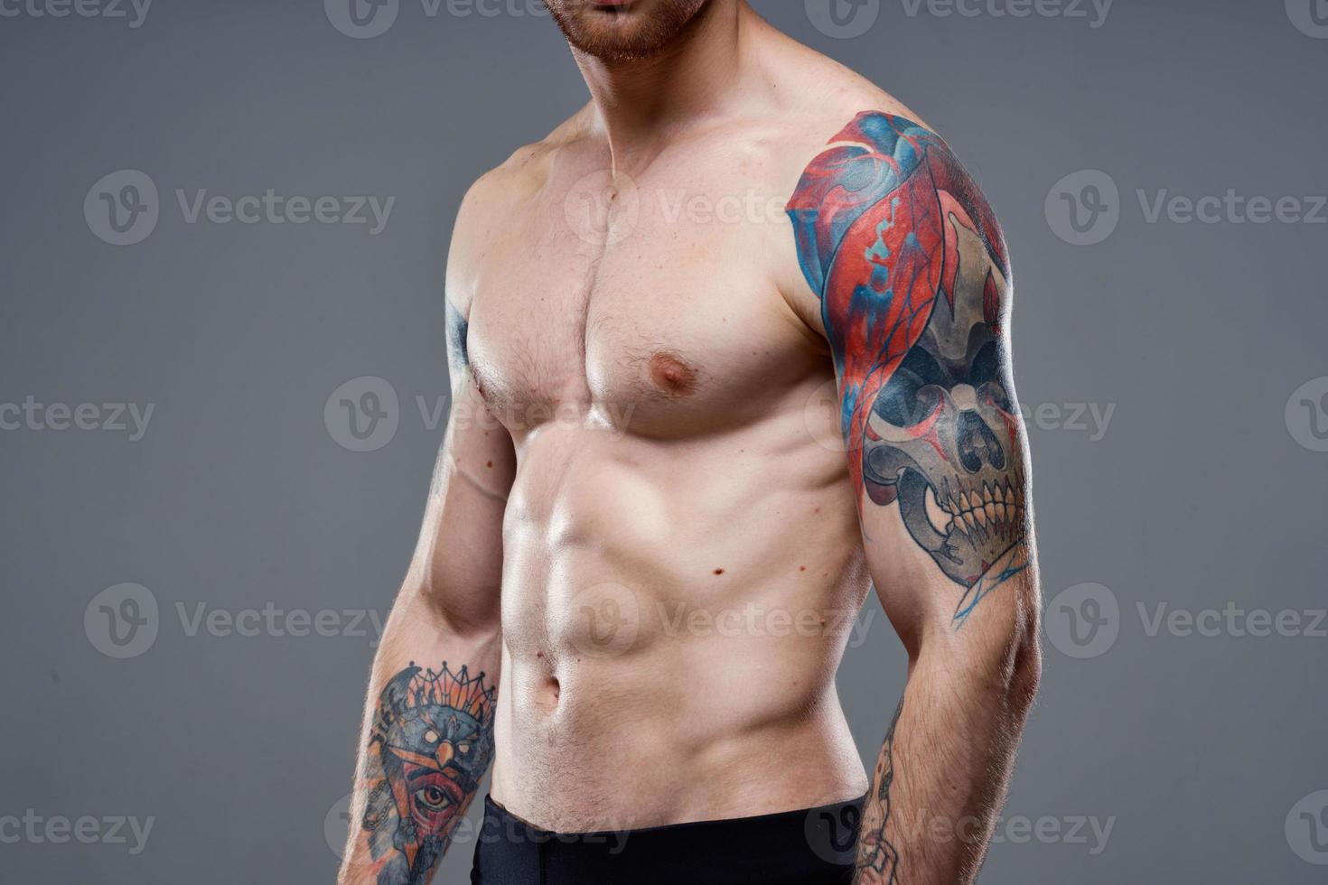 uomo con pompato su stampa tatuaggio su il suo braccia ritagliata Visualizza di allenarsi foto