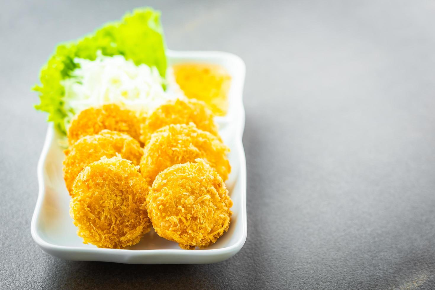 torta o palla di gamberetti fritti con verdure foto