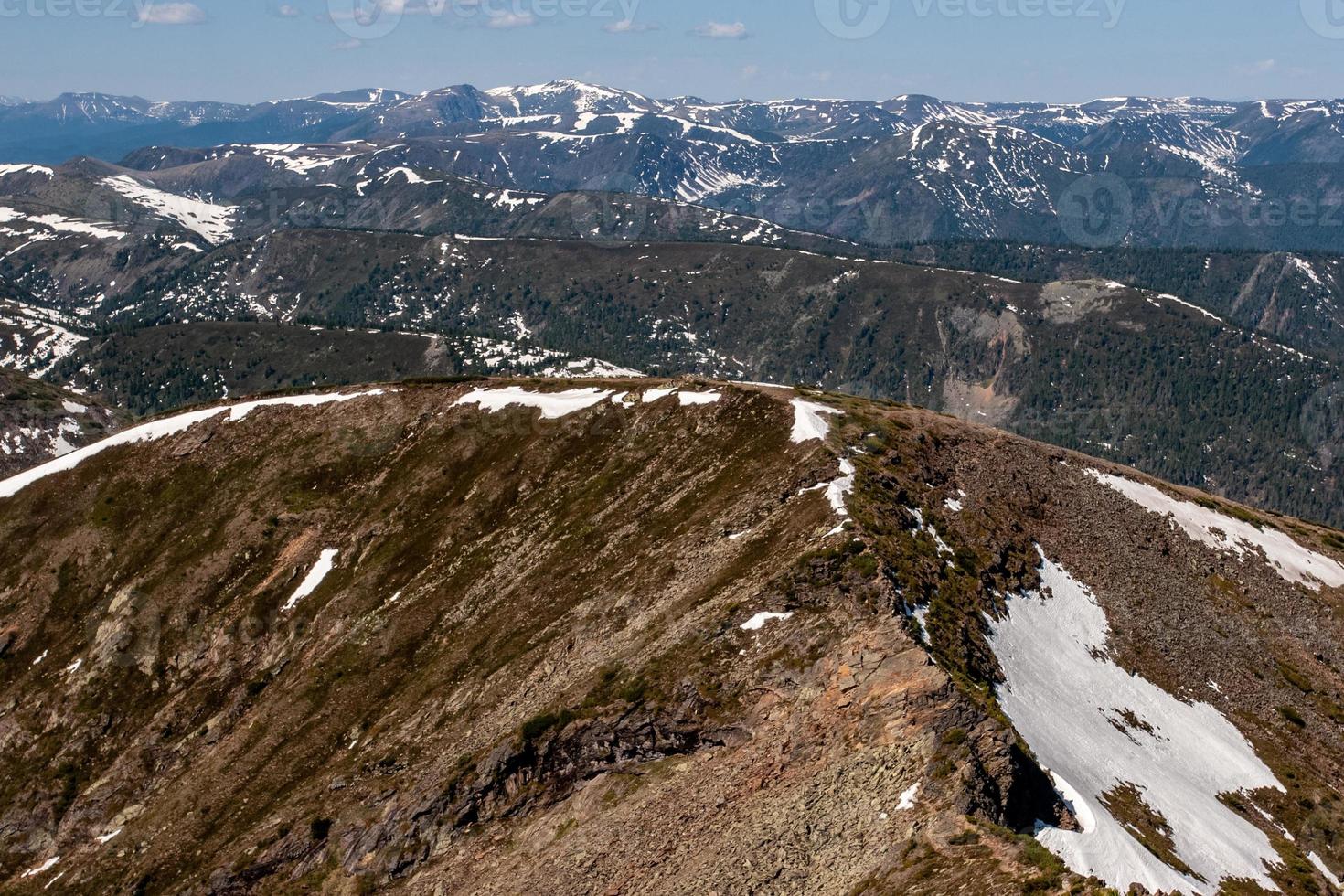 molti strati di montagne uno dopo altro. visto molto lontano lontano. Là siamo montagne ovunque. nel alcuni posti Là è neve. foto