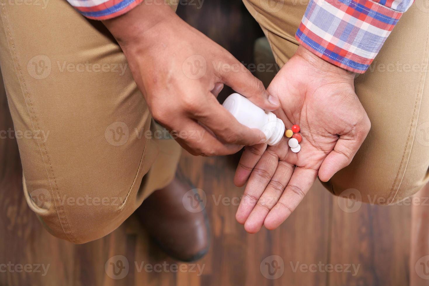 stretta di mano dell'uomo che cattura la medicina foto