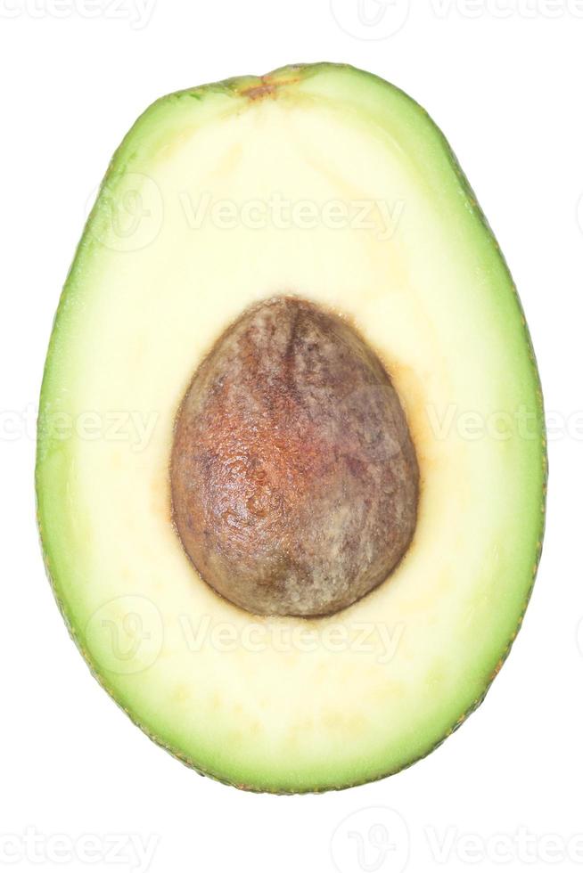 metà di avocado frutta con seme isolato su bianca foto