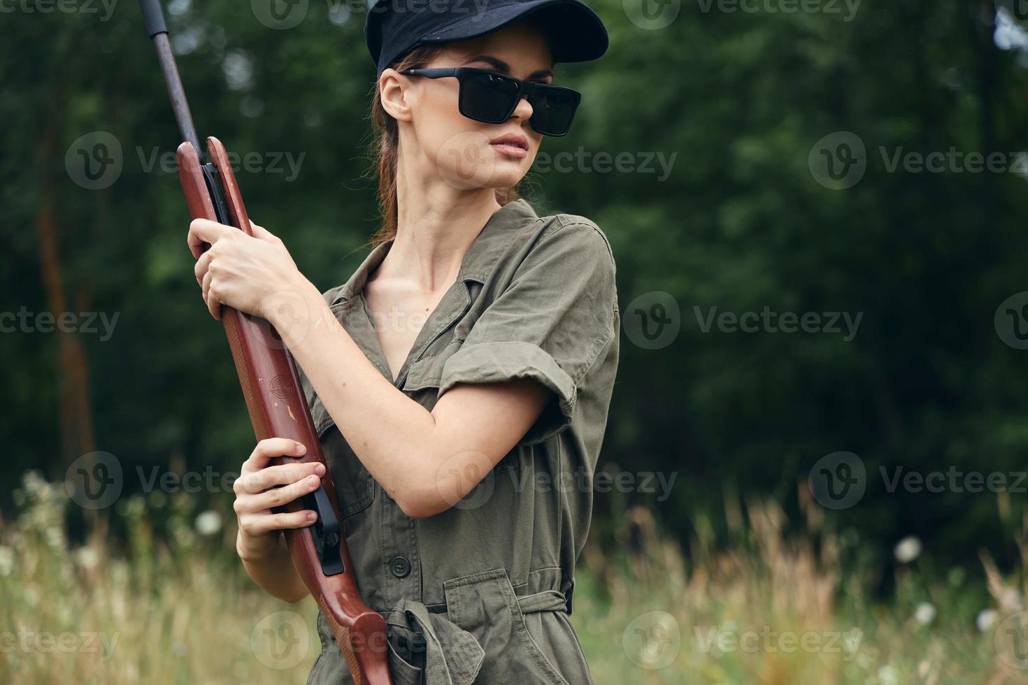 donna su natura occhiali da sole a caccia stile di vita arma fresco aria verde foto
