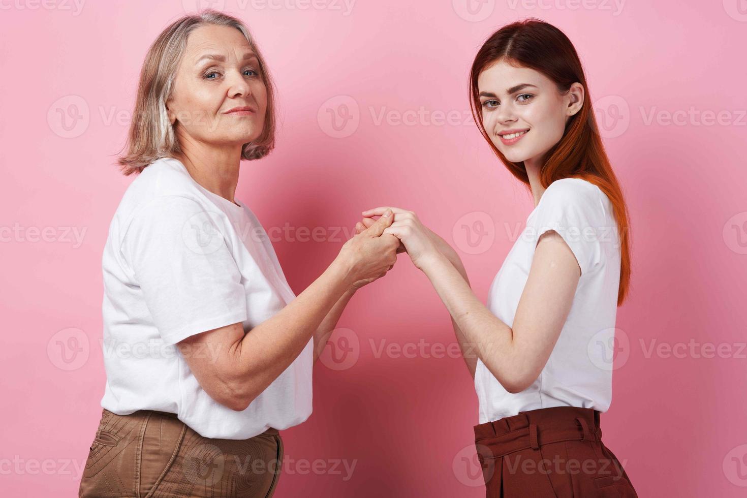 mamma e figlia nel bianca magliette abbraccio insieme famiglia amicizia foto