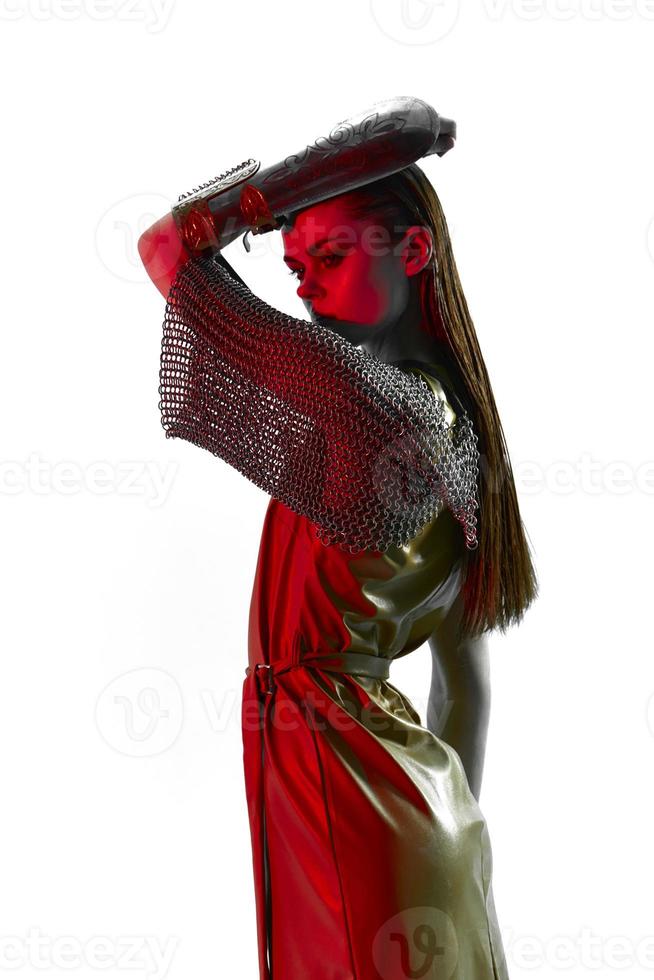 foto bella donna fascino in posa rosso leggero metallo armatura su mano inalterato