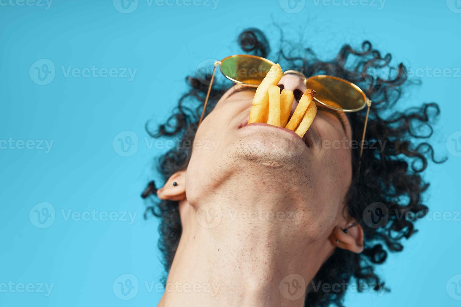 stravagante tipo nel giallo maglietta francese patatine fritte veloce cibo divertimento foto