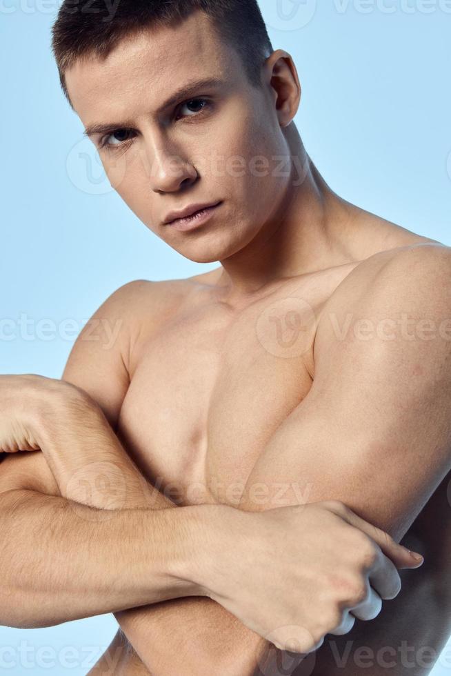 uomo con piegato braccia pompato su muscolare torso allenarsi avvicinamento foto