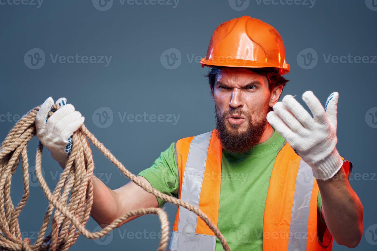 uomo nel opera uniforme arancia dipingere corda nel mani difficile opera ritagliata Visualizza foto