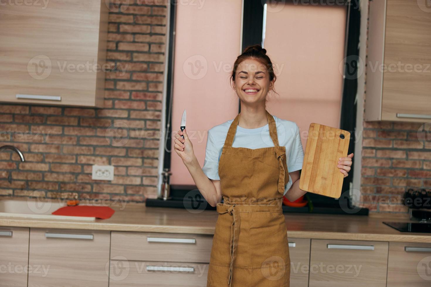 allegro donna case nel il cucina taglio tavola con coltello appartamenti inalterato foto