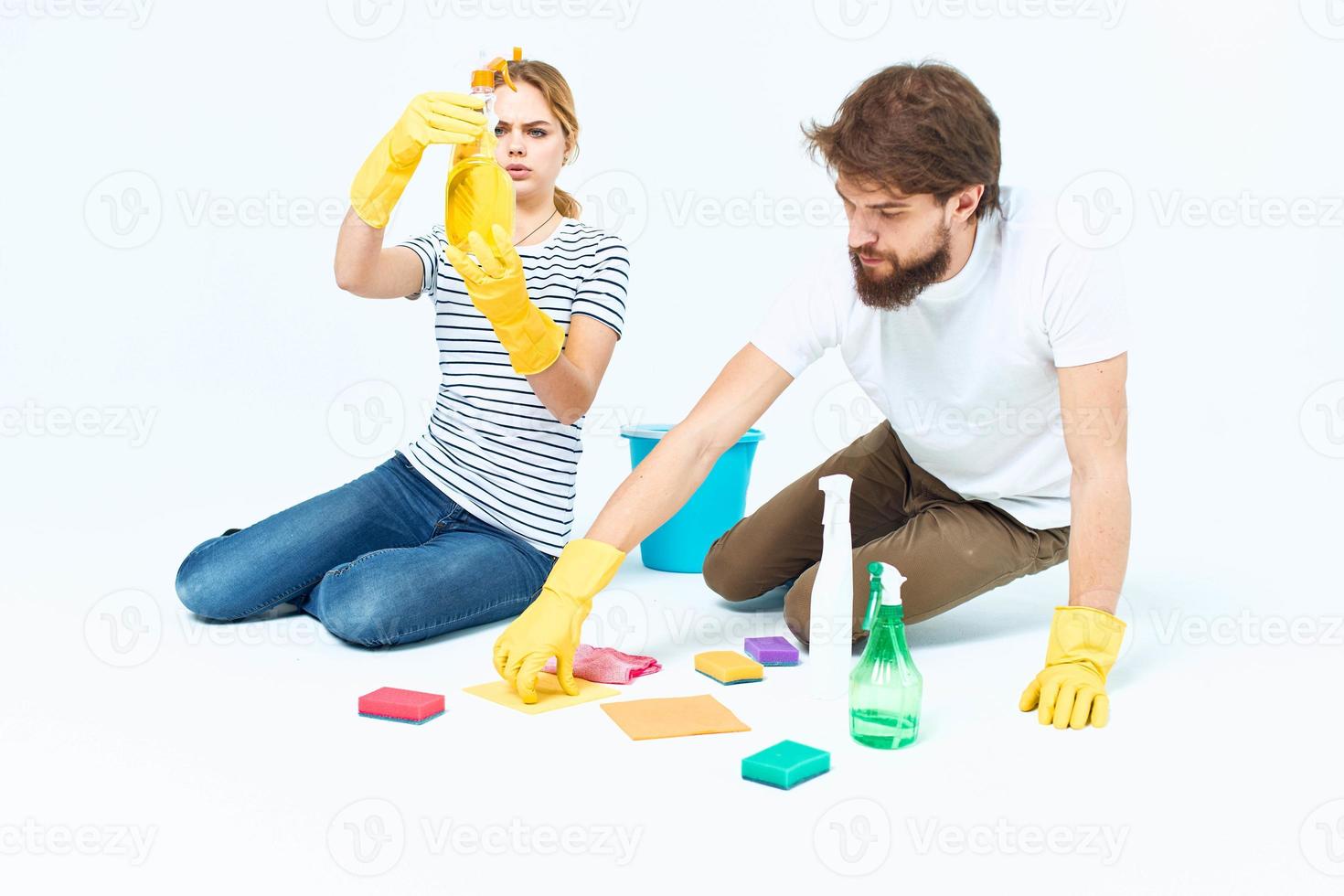 uomo e donna detergente stile di vita pulizia lavoro di squadra foto