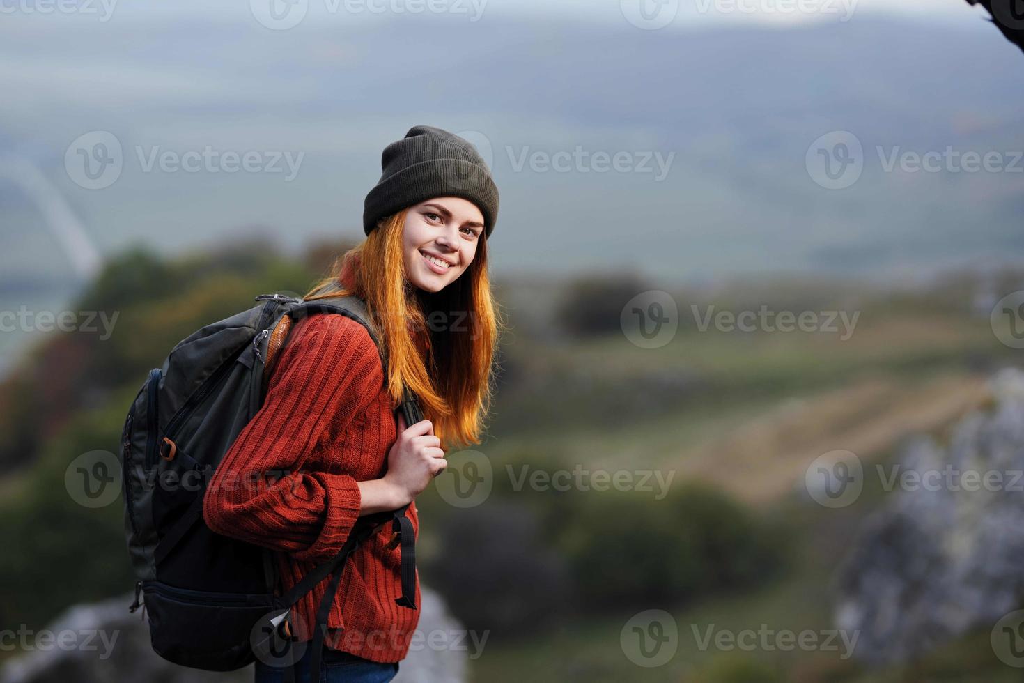 donna escursionista con zaino nel il montagne paesaggio fresco aria avventura foto