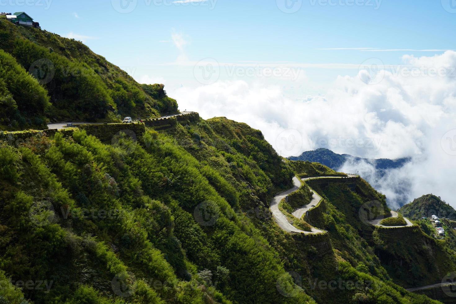 zig zag strada curve nel seta itinerario est sikkim con verde natura nel sfondo foto