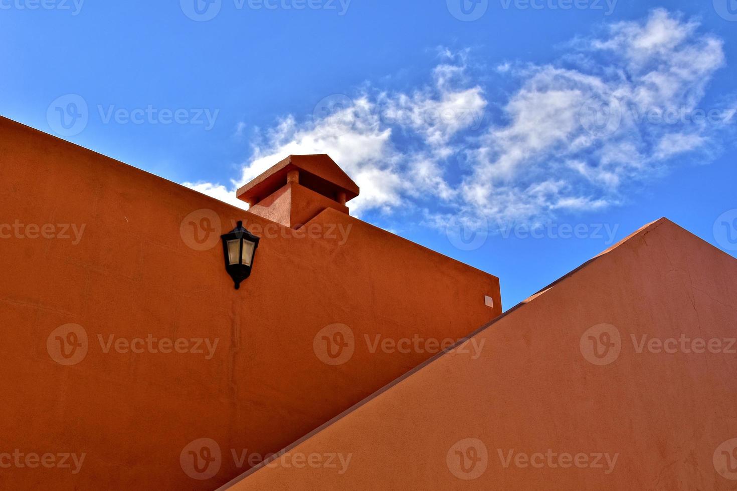 contrastante architettonico dettagli su il spagnolo canarino isola Fuerteventura contro un' blu cielo foto