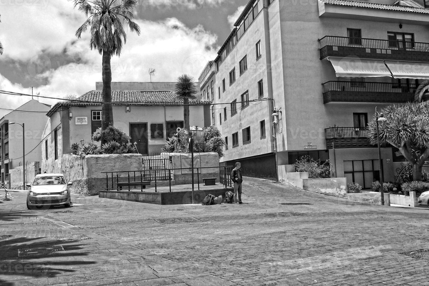 strade con storico edifici su il spagnolo canarino isola tenerife nel il ex capitale foto