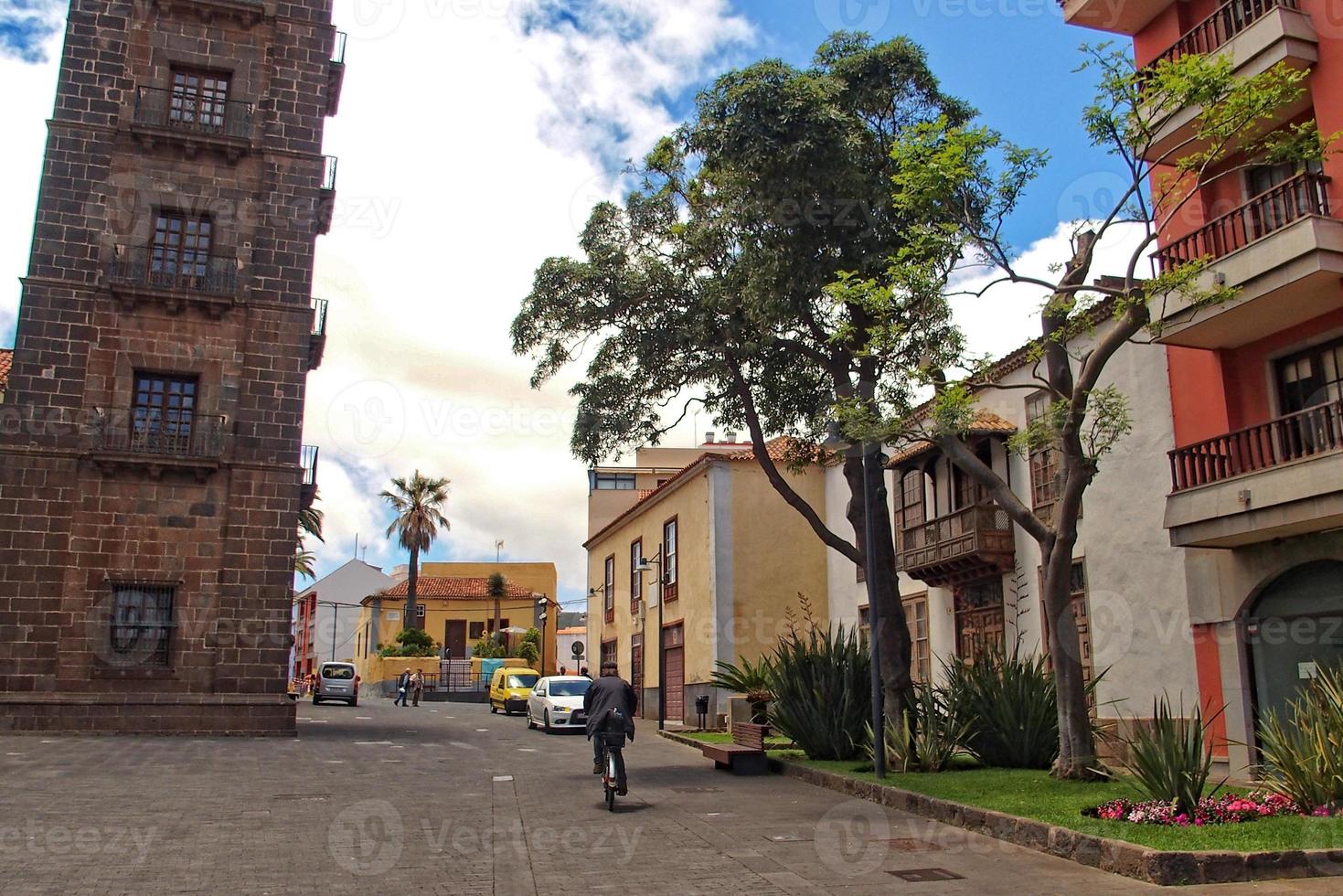 strade con storico edifici su il spagnolo canarino isola tenerife nel il ex capitale foto