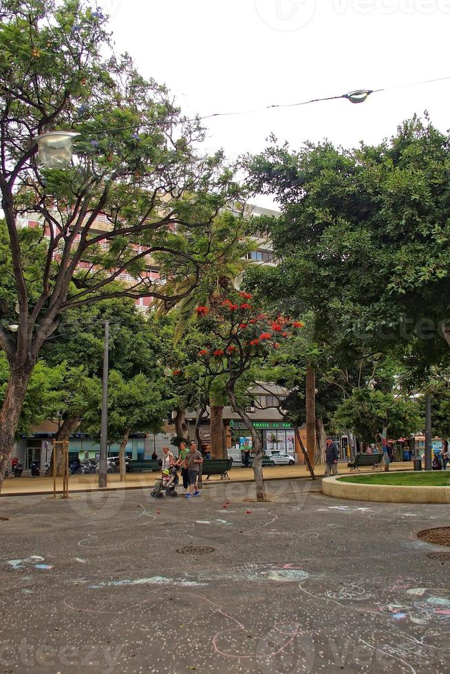 interessante colorato vacanza case nel il strade di il spagnolo città di sanca Cruz nel tenerife foto