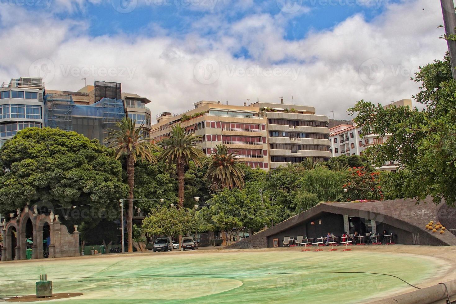 interessante colorato vacanza case nel il strade di il spagnolo città di sanca Cruz nel tenerife foto