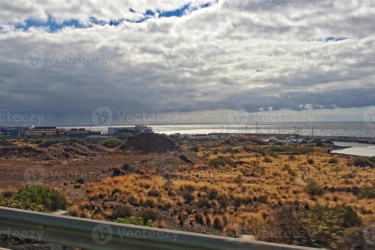 paesaggi a partire dal il spagnolo isola di tenerife con il autostrada e il oceano foto