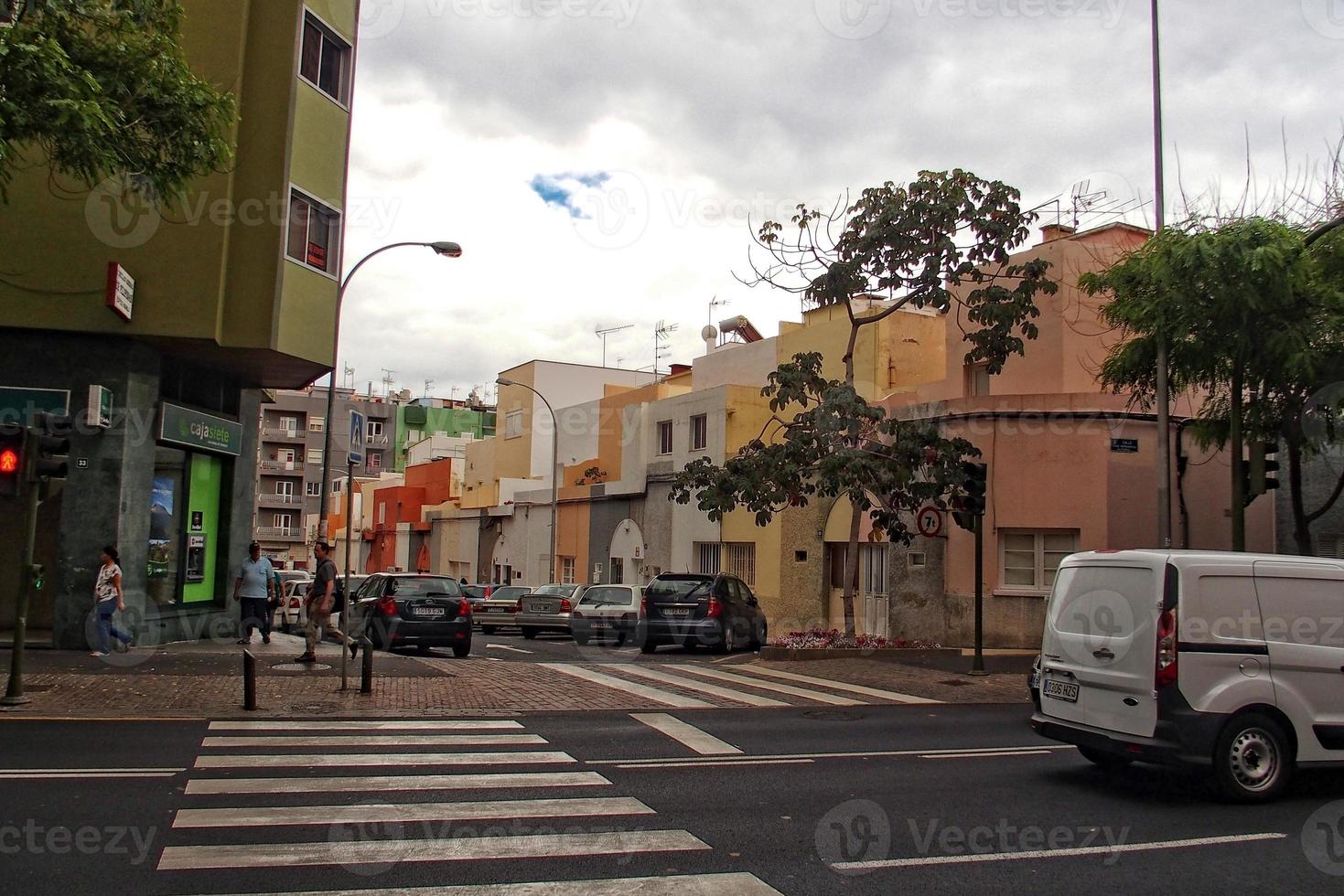 interessante colorato vacanza case nel il strade di il spagnolo città di sanca Cruz nel tenerife foto