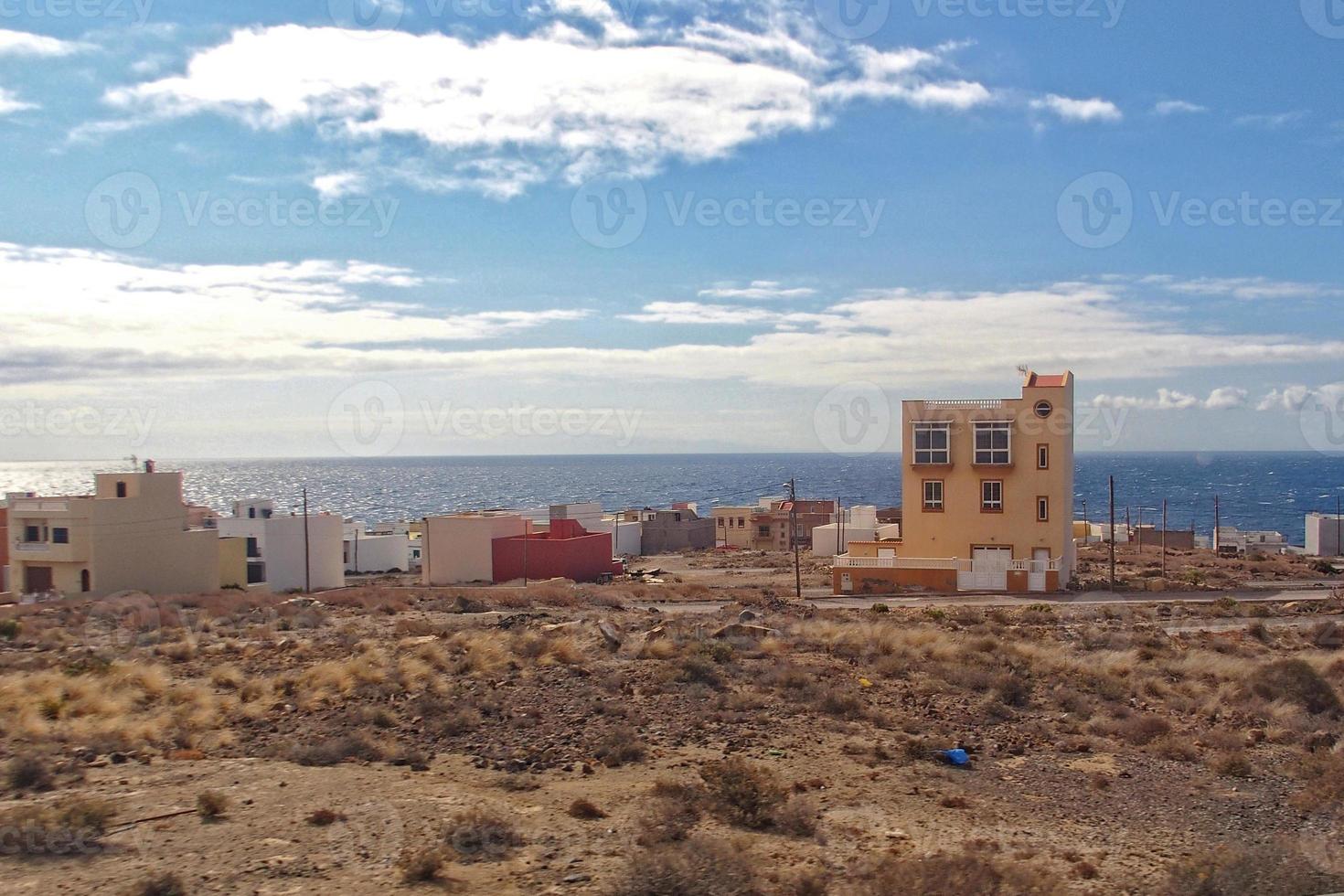 paesaggi a partire dal il spagnolo isola di tenerife con il autostrada e il oceano foto