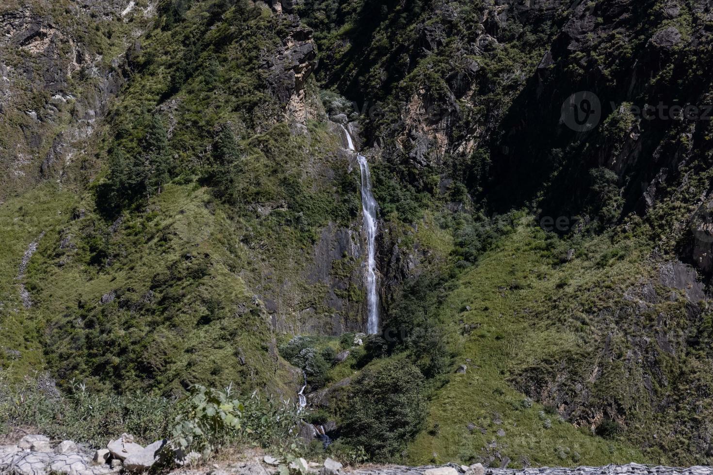 himalaya paesaggio, panoramico Visualizza di himalayano montagna coperto con neve. himalaya montagna paesaggio nel inverno nel kedarnath valle. foto