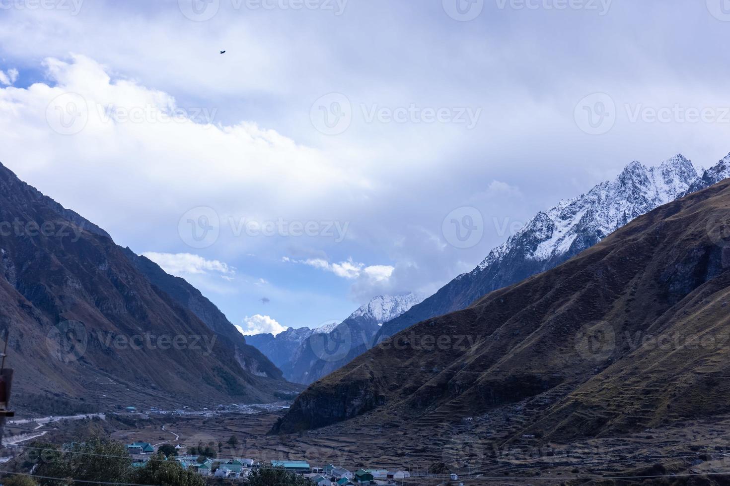 himalaya paesaggio, panoramico Visualizza di himalayano montagna coperto con neve. himalaya montagna paesaggio nel inverno nel kedarnath valle. foto