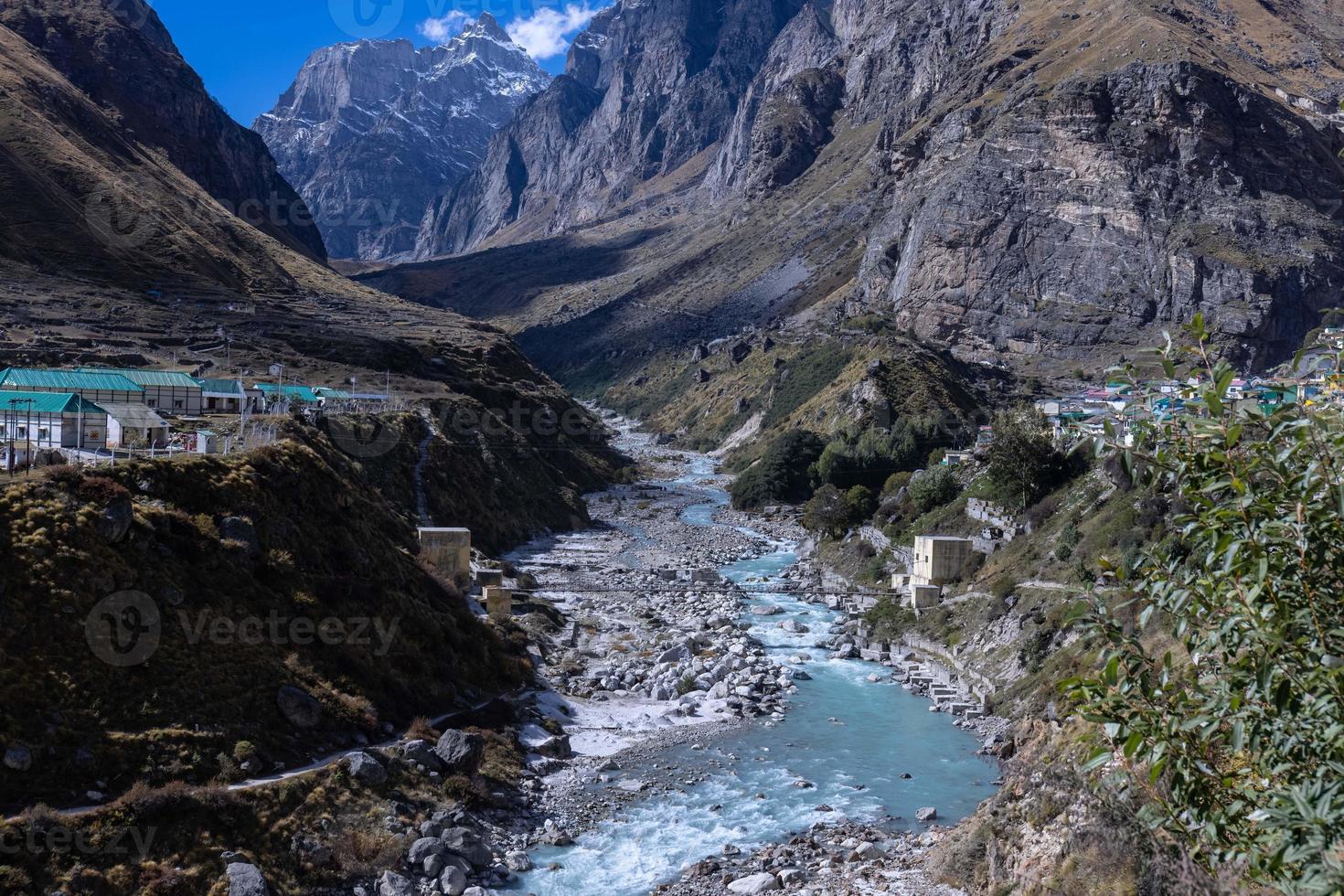 himalaya paesaggio, panoramico Visualizza di himalayano montagna coperto con neve. himalaya montagna paesaggio nel inverno nel kedarnath valle. foto