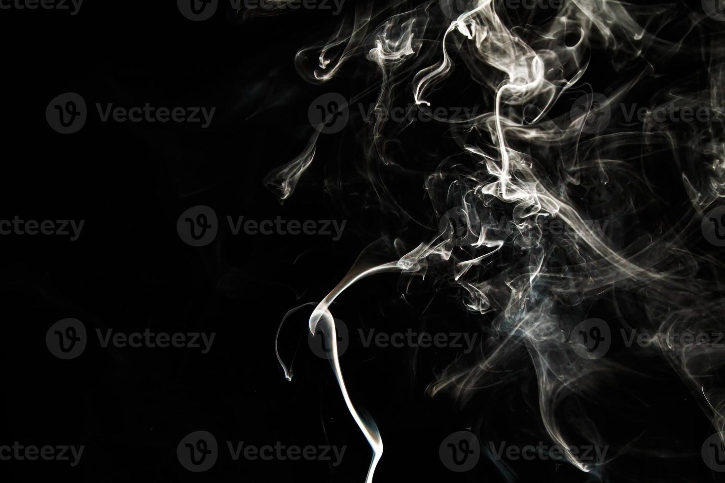trama effetto fumo. sfondo isolato. sfondo nero e scuro. fuoco fumoso ed effetto nebbioso. foto