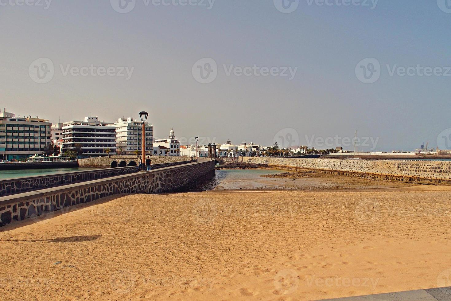 mare paesaggio a partire dal il capitale di il canarino isola Lanzarote arrecife nel Spagna su un' soleggiato caldo estate giorno foto