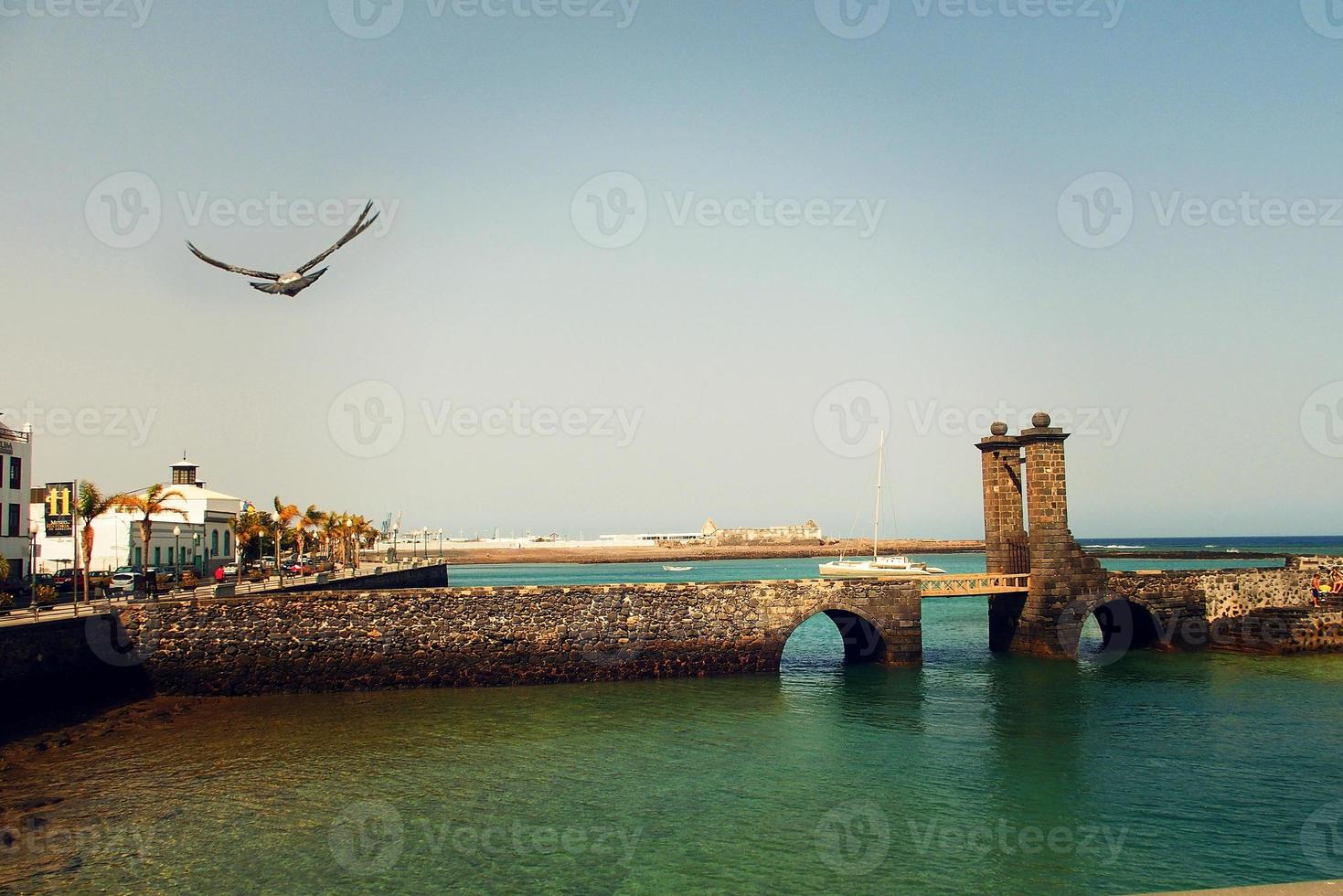 mare paesaggio a partire dal il capitale di il canarino isola Lanzarote arrecife nel Spagna su un' soleggiato caldo estate giorno foto