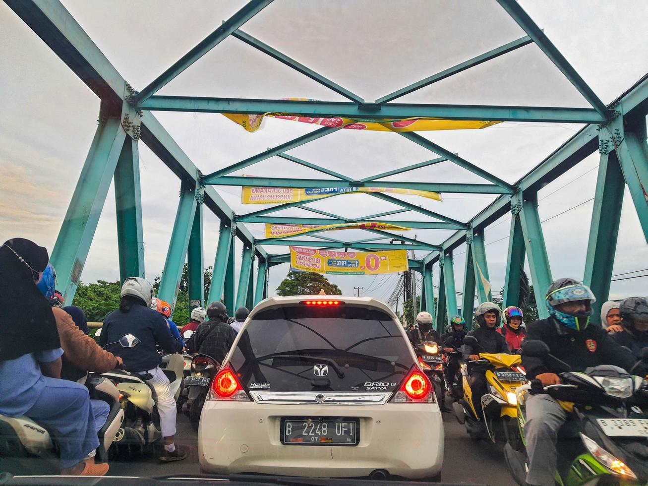 bekasi, Indonesia nel luglio 2022. il traffico marmellata quello si è verificato su il acciaio ponte nel tambun utara bekasi, Questo ponte croci il bekasi fiume. foto