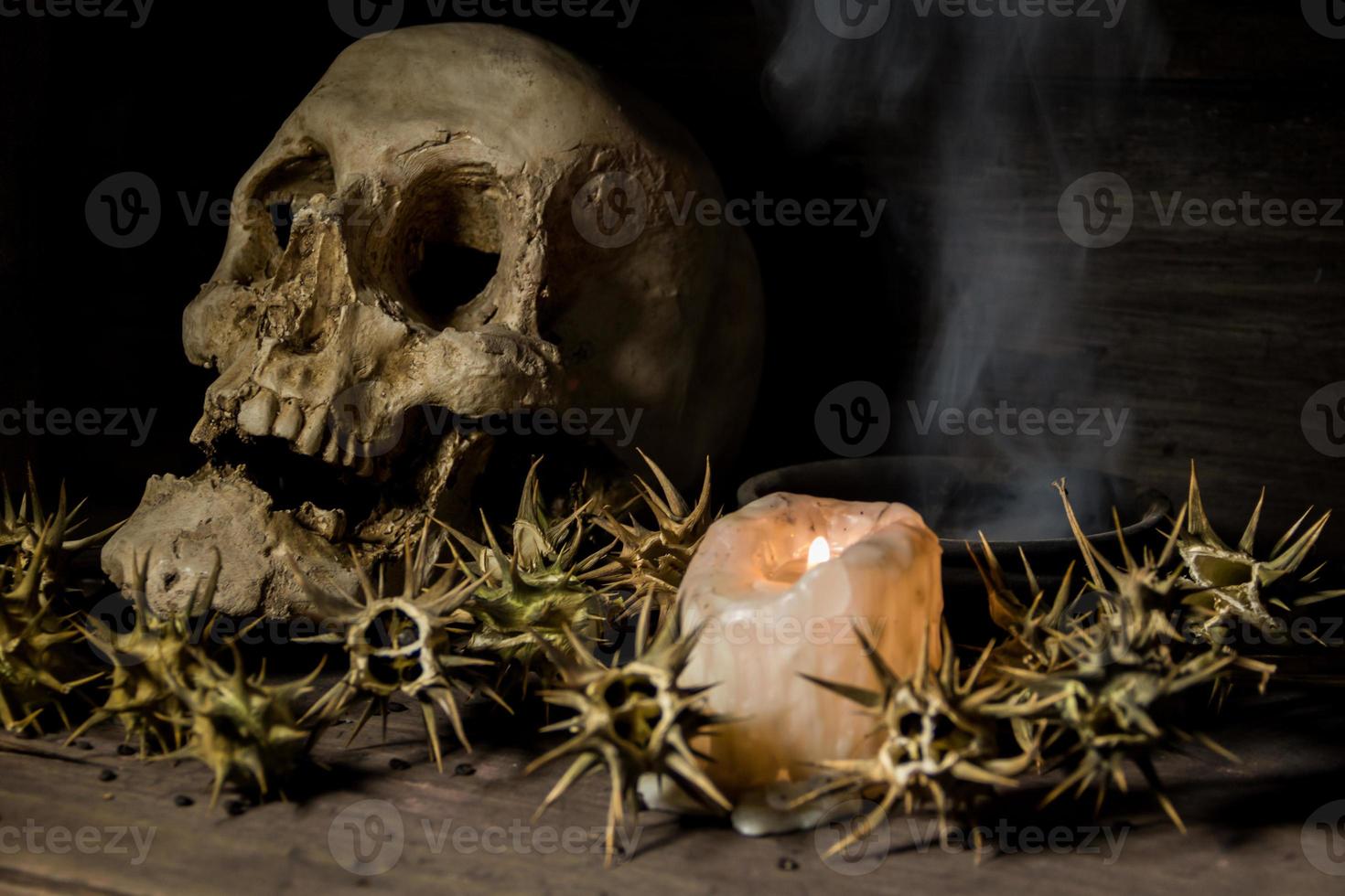 burundanga frutta e semi con un' umano cranio fuoco e Fumo foto