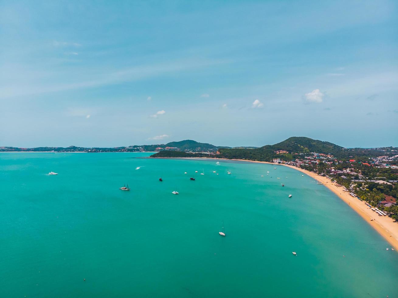 veduta aerea di una bellissima spiaggia tropicale foto