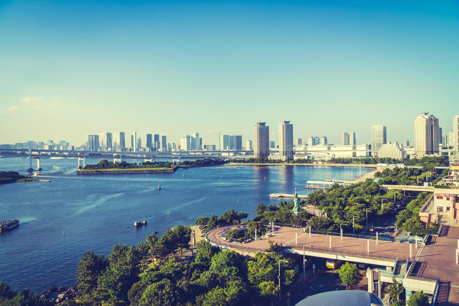 paesaggio urbano della città di tokyo con rainbow bridge, giappone foto