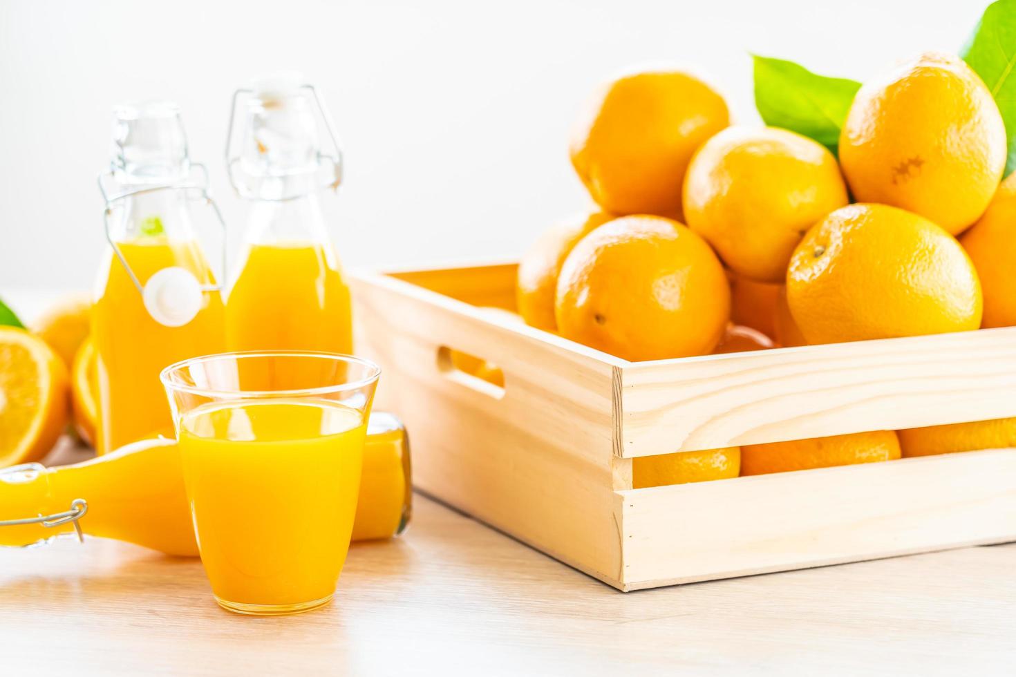 succo d'arancia fresco per bere in bottiglia di vetro foto