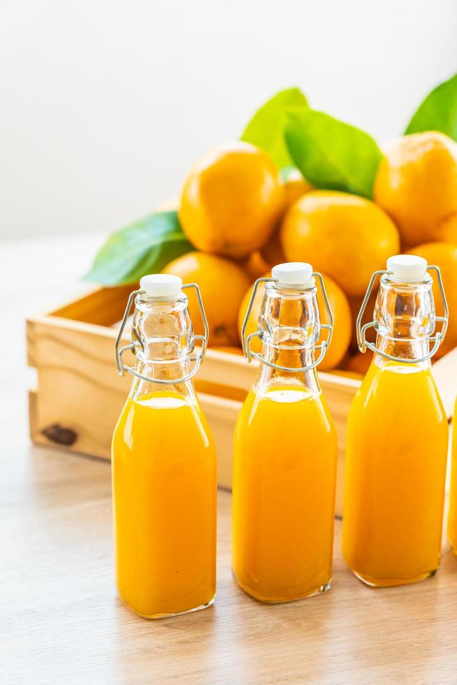 succo d'arancia fresco per bere in bottiglia di vetro foto