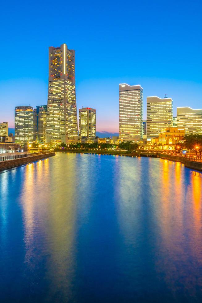 Yokohama skyline della città al crepuscolo, Yokohama, Giappone foto