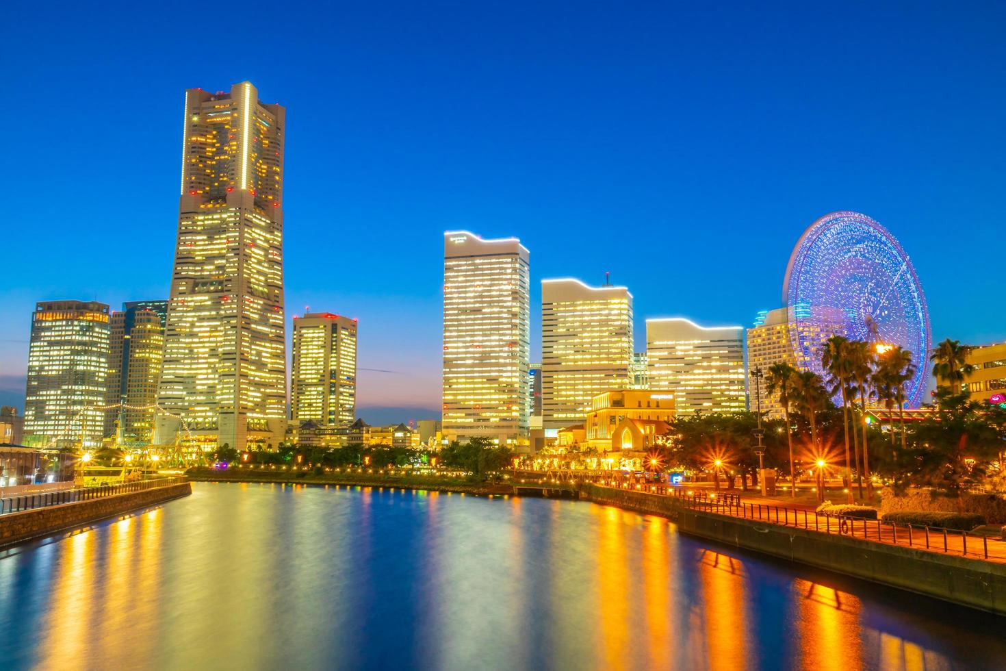 Yokohama skyline della città al crepuscolo, Yokohama, Giappone foto