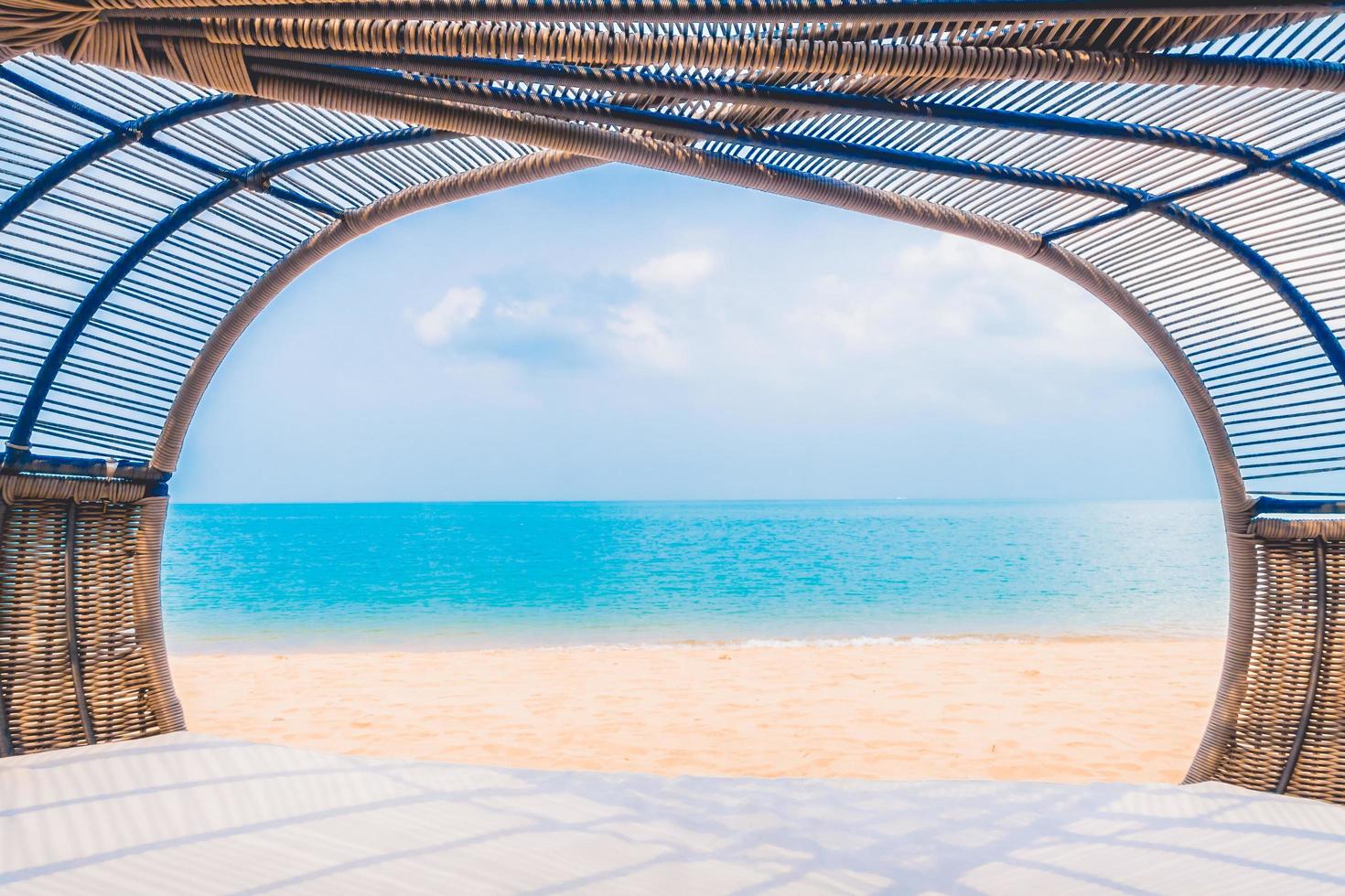 ponte di lusso con cuscino sulla spiaggia e sul mare foto