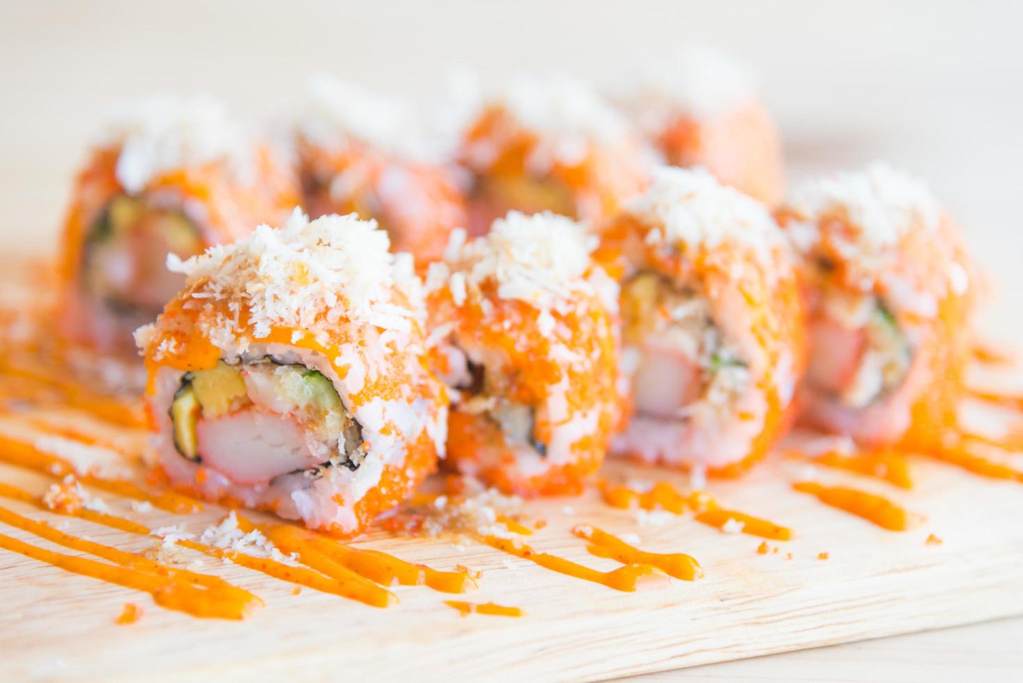 rotolo di sushi di salmone foto