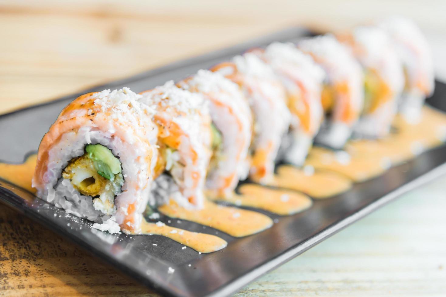 rotolo di sushi di salmone foto