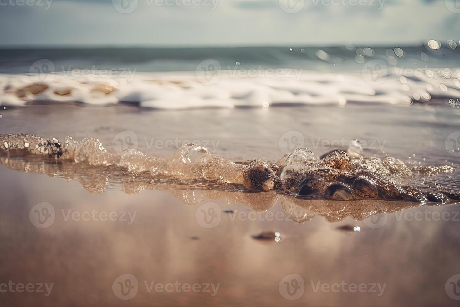 spruzzi onda su sabbioso riva con scintillante luce del sole su acqua. generativo ai. foto