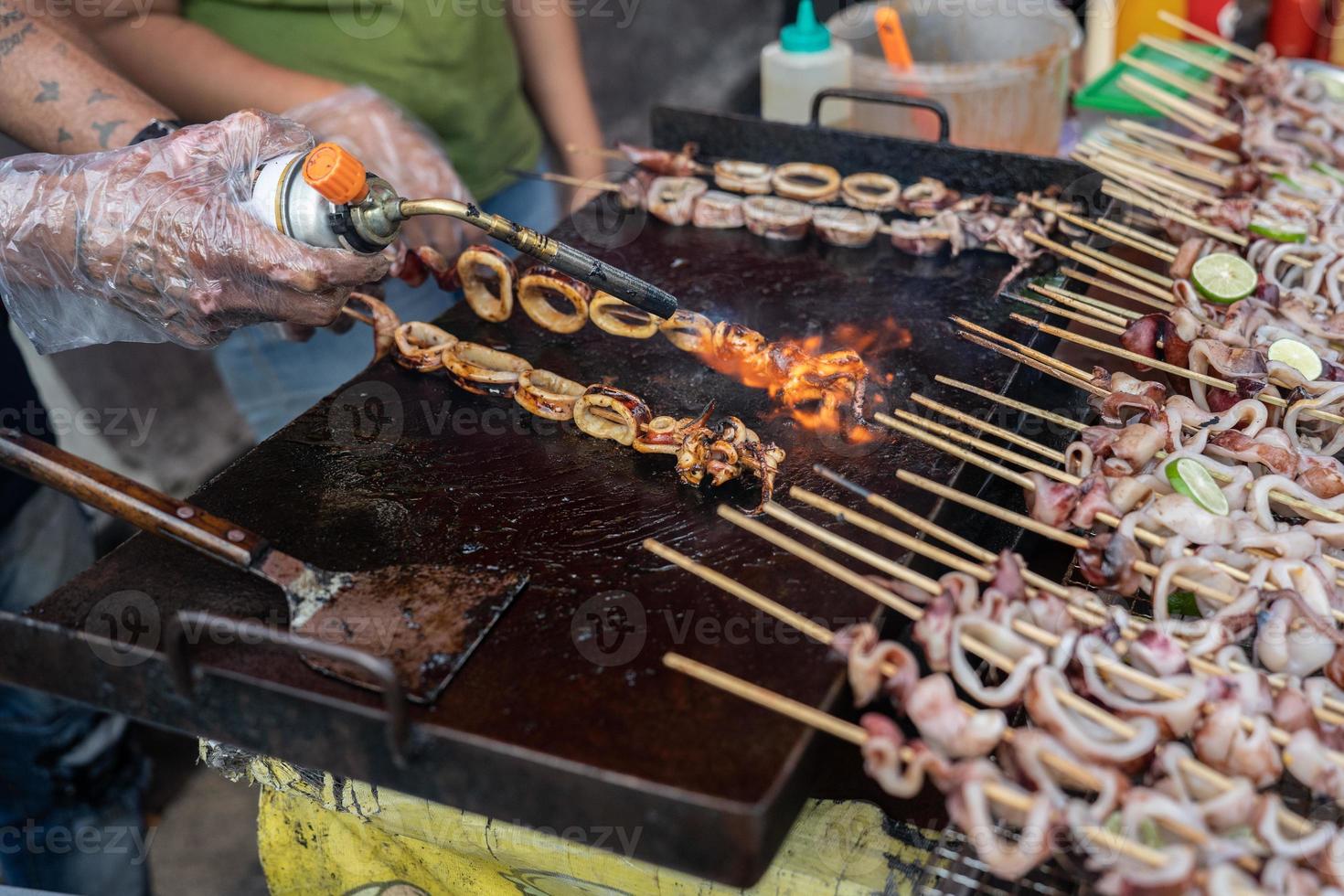 vicino su di delizioso satay grigliato calamaro, per vendita nel strada cibo foto