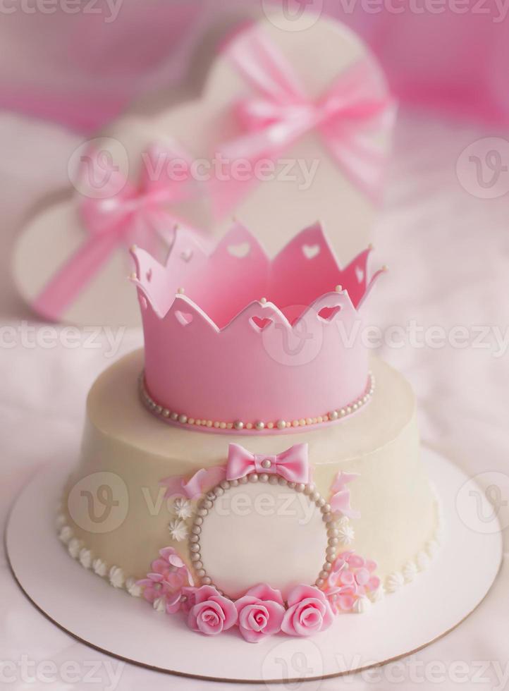 rosa torta con corona e i regali nel cuore scatola per bella ragazza compleanno festa foto