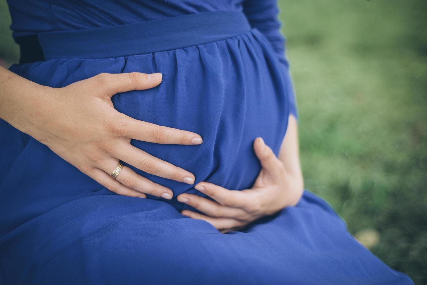 pancia della holding della donna incinta foto