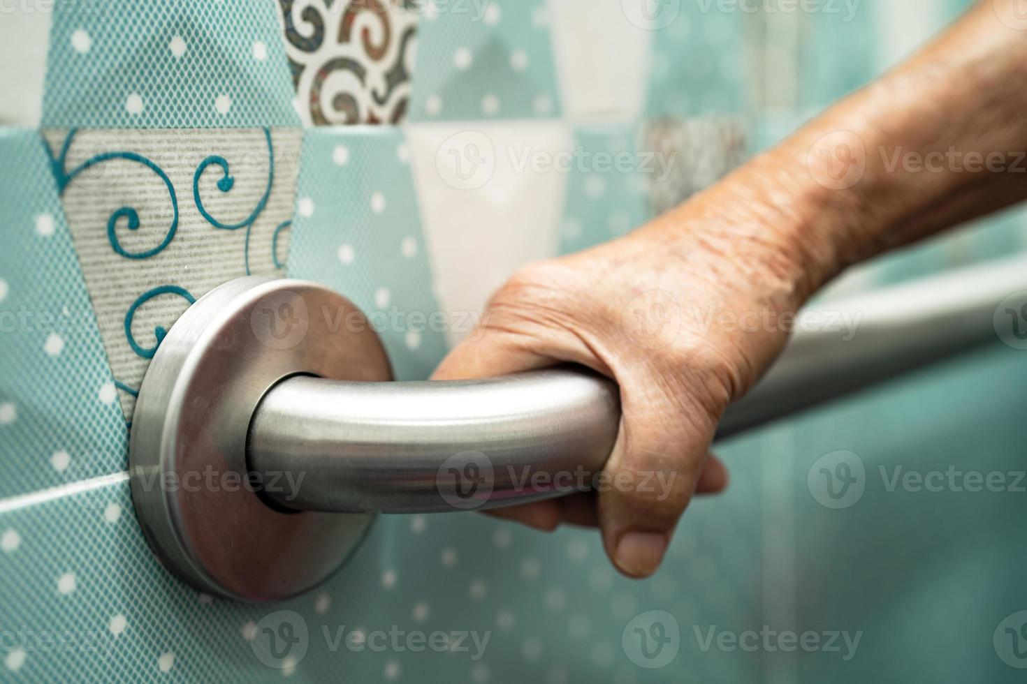 asiatico anziano donna paziente uso gabinetto bagno maniglia sicurezza nel assistenza infermieristica Ospedale, salutare forte medico concetto. foto