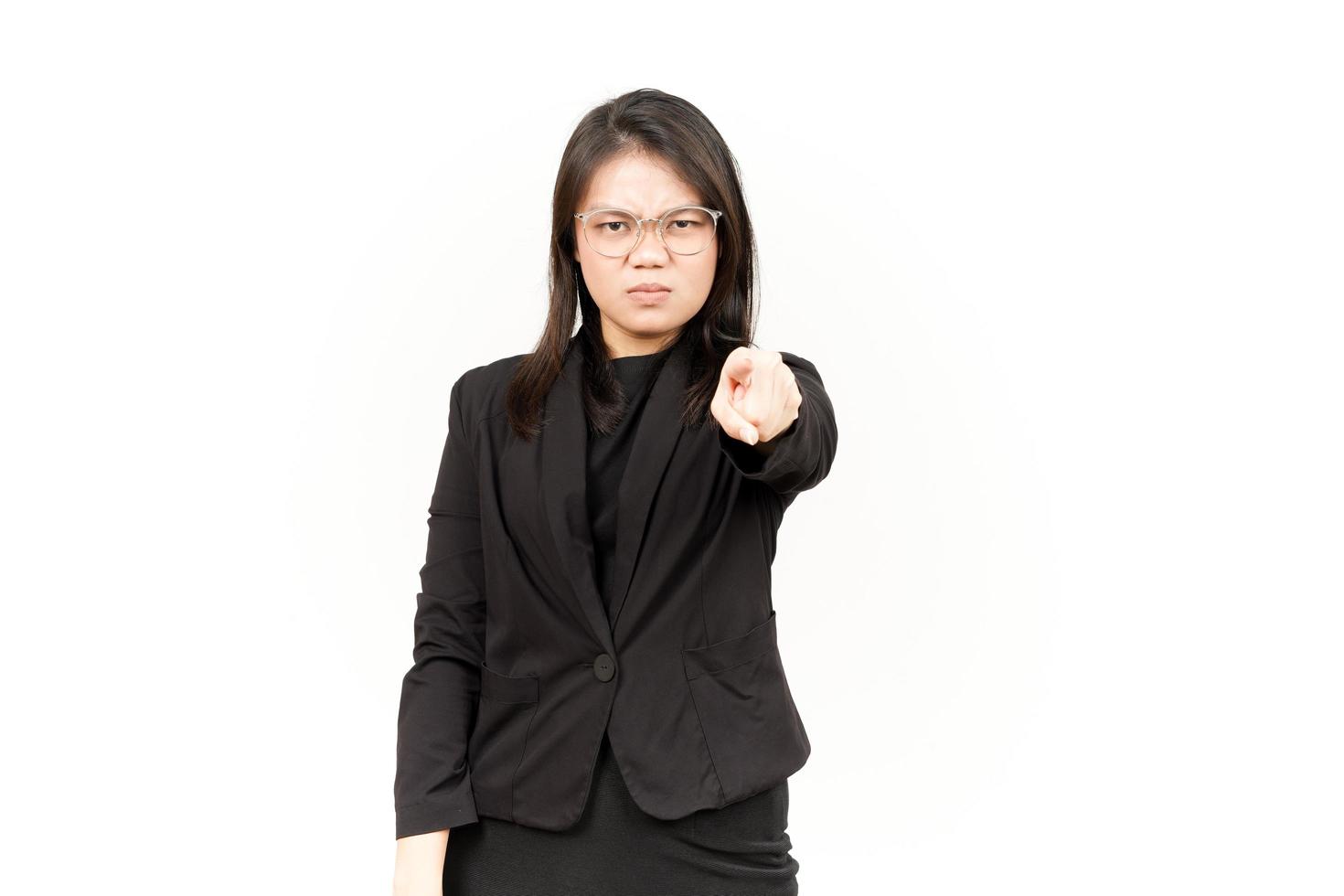 arrabbiato e puntamento per telecamera di bellissimo asiatico donna indossare nero blazer isolato su bianca foto