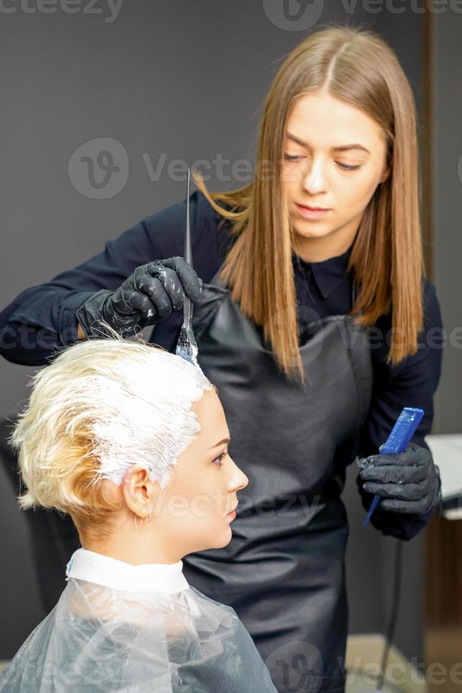 parrucchieri tintura capelli di donna foto