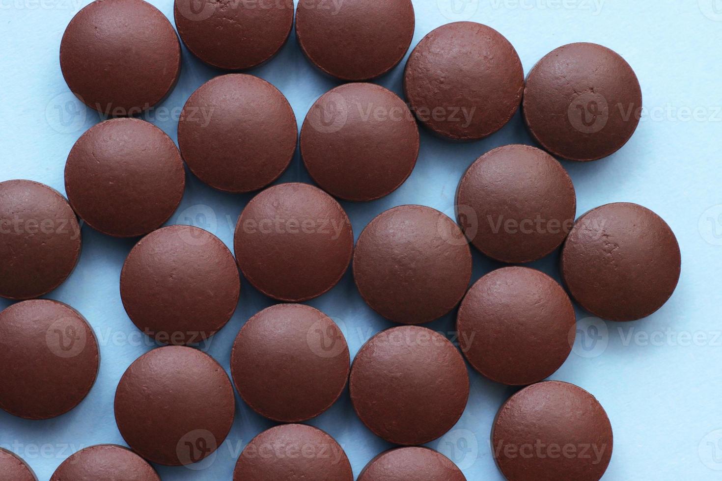 Marrone pillole su un' blu sfondo superiore Visualizza. foto